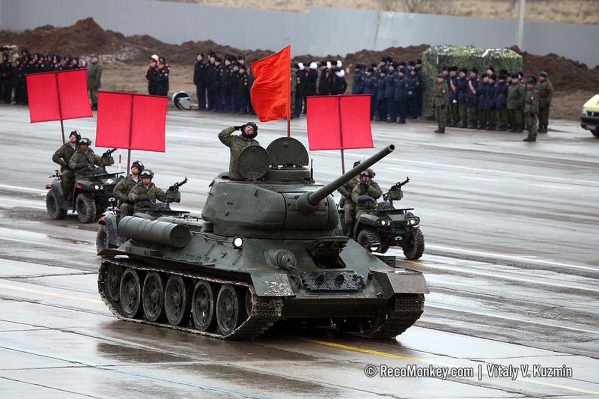 Bat ngo: Xe tang T-34 Lao se duoc tham gia duyet binh o Quang truong Do-Hinh-9