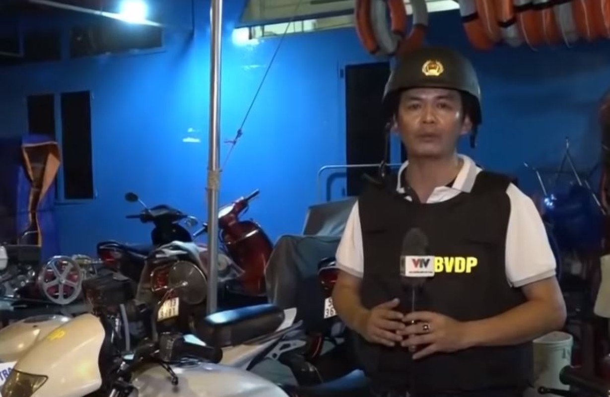 Ban bao ve dan pho dac biet o TP HCM duoc trang bi ca... giap chong dan