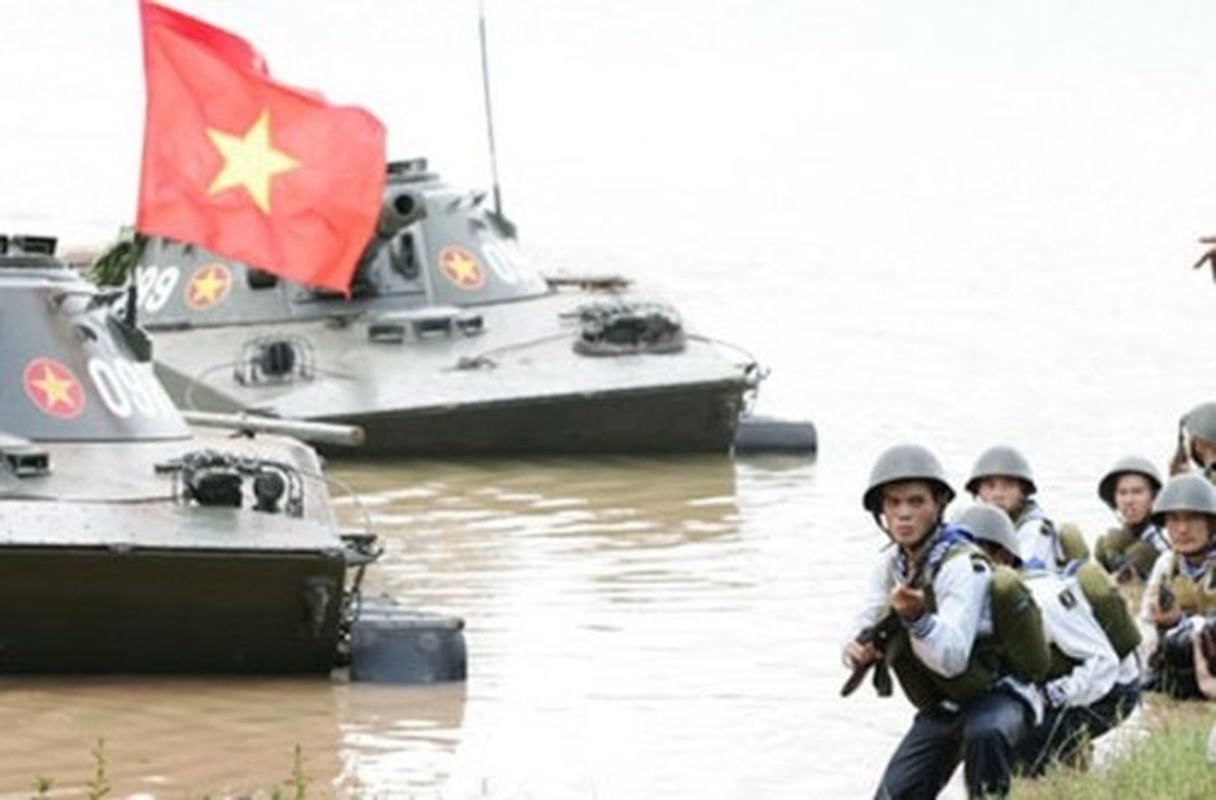 Xe tang PT-76 Viet Nam nhu moi khien 