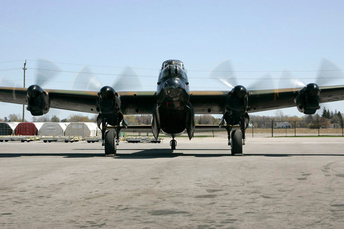 Su dang so cua may bay nem bom Avro Lancaster Mk. X-Hinh-10