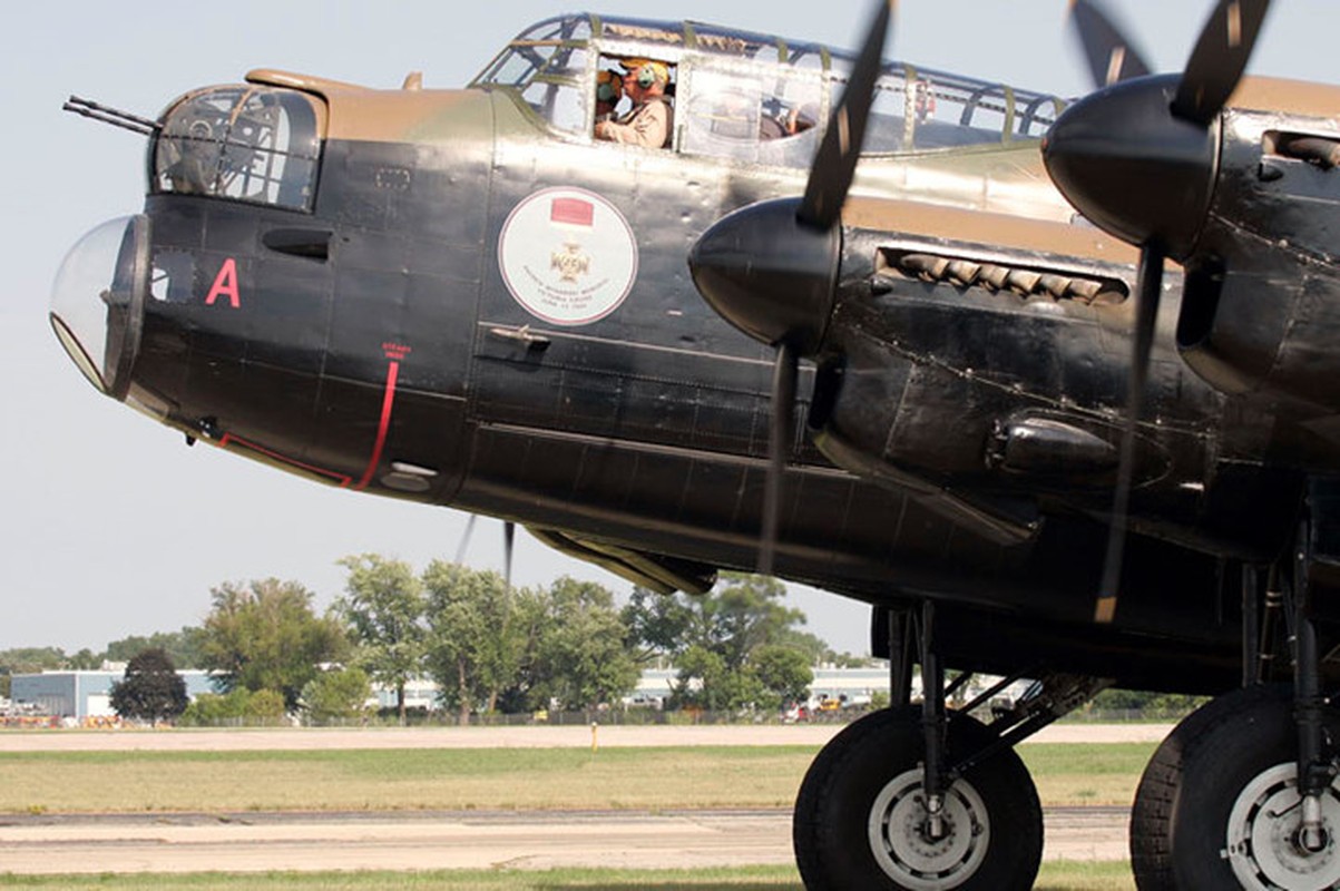 Su dang so cua may bay nem bom Avro Lancaster Mk. X-Hinh-9