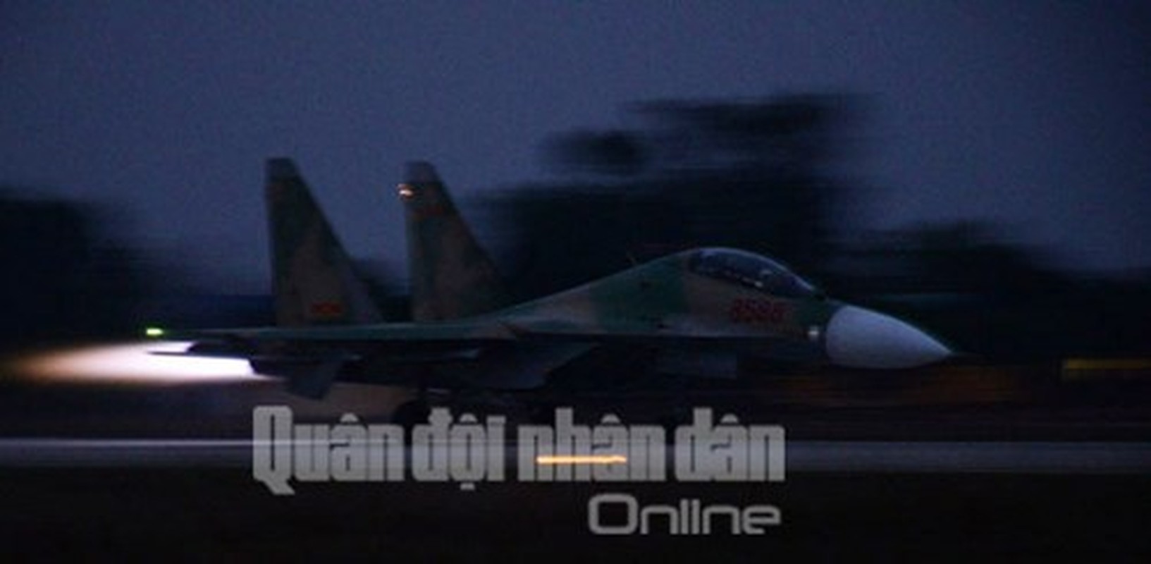 Muc kich may bay Su-30MK2 bay dem tren bau troi mien Bac-Hinh-12