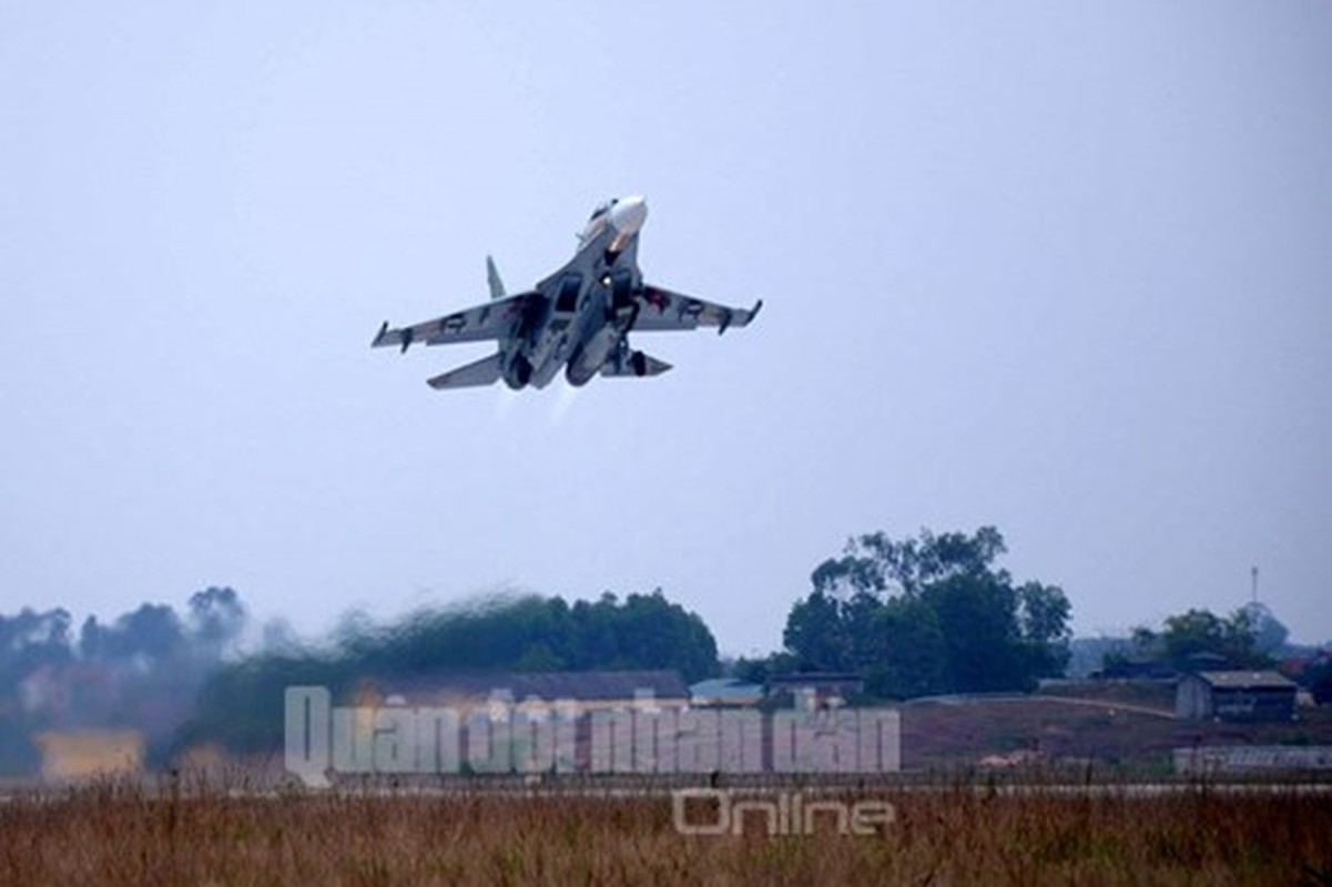 Muc kich may bay Su-30MK2 bay dem tren bau troi mien Bac-Hinh-8