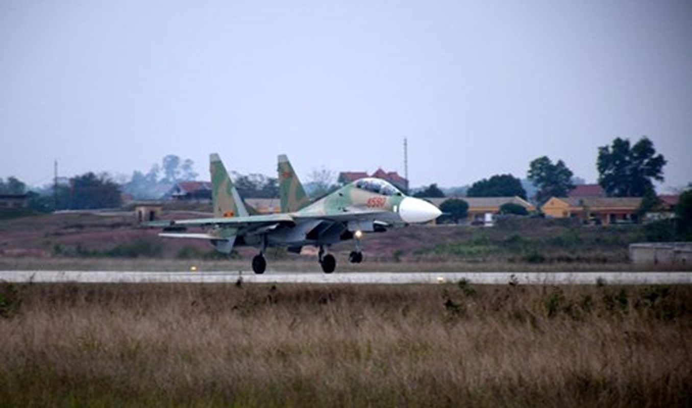 Muc kich may bay Su-30MK2 bay dem tren bau troi mien Bac-Hinh-9