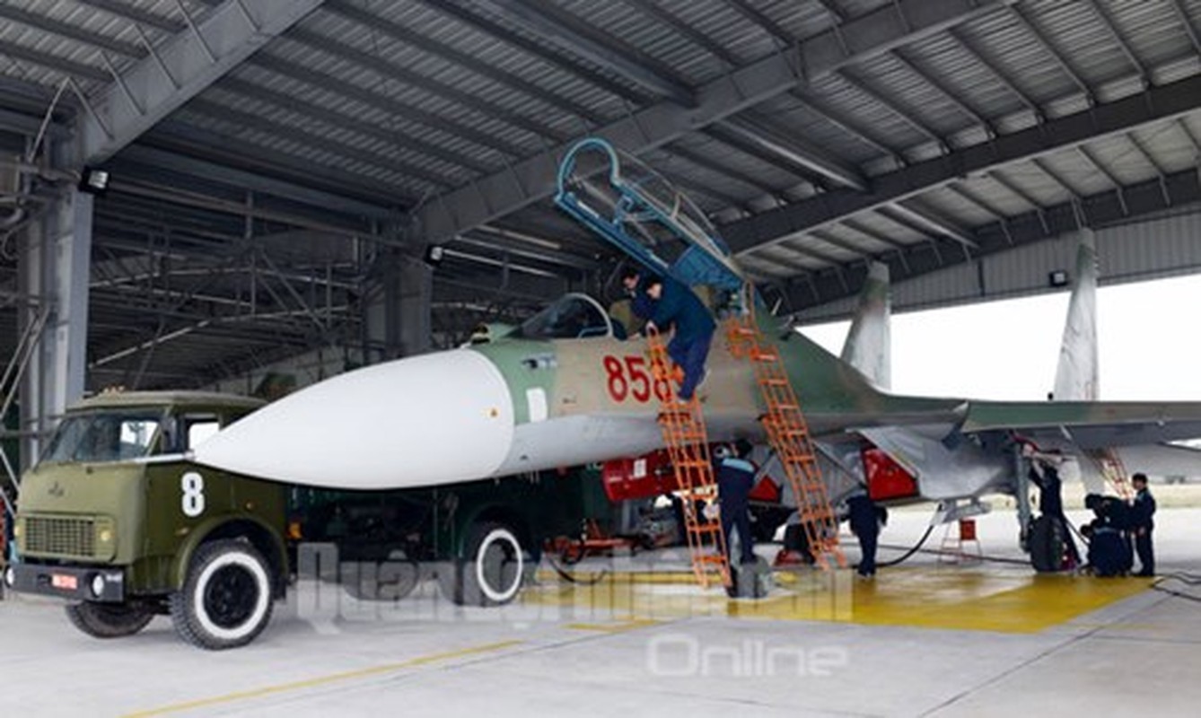 Muc kich may bay Su-30MK2 bay dem tren bau troi mien Bac