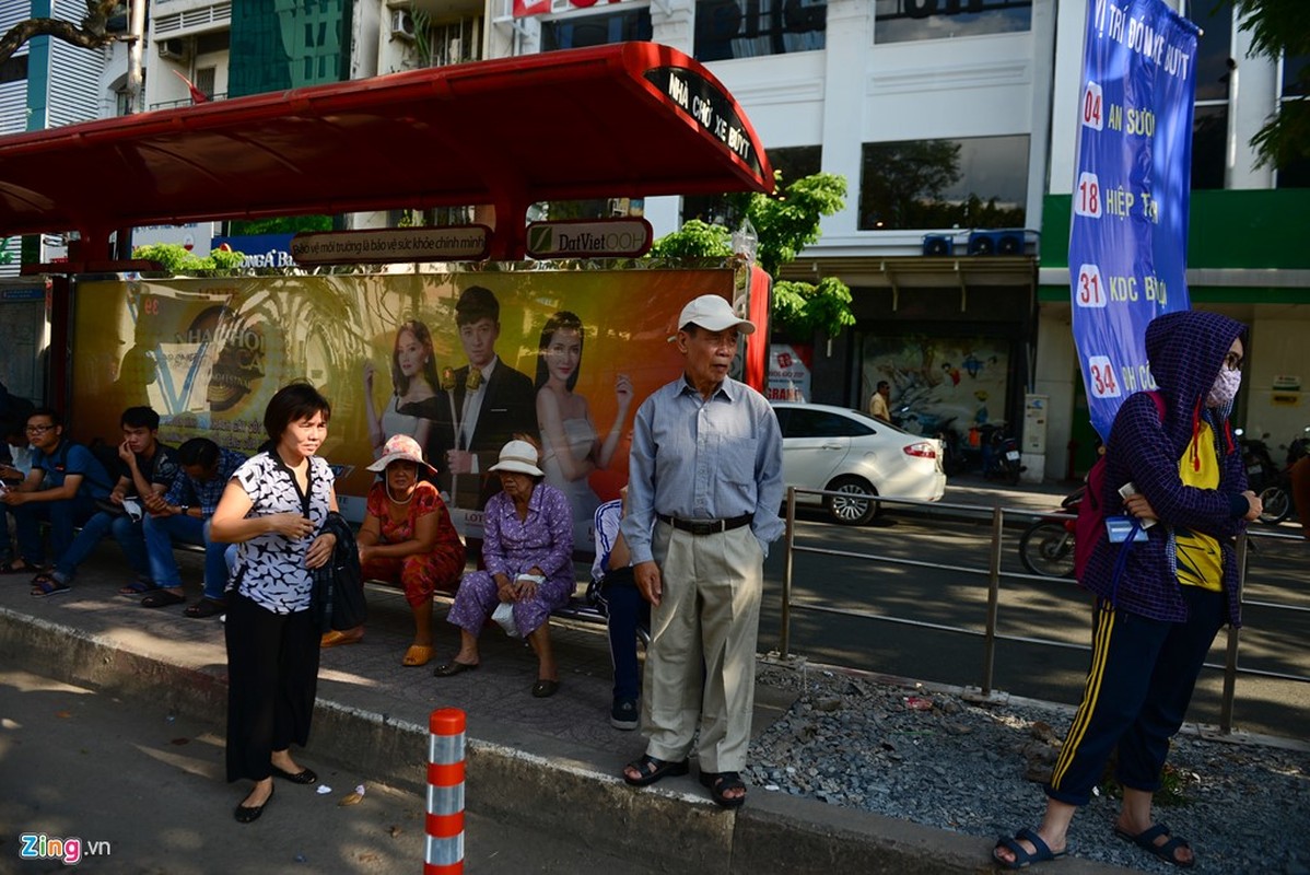 Gap rut pha do tram xe buyt Ben Thanh de thi cong metro-Hinh-7