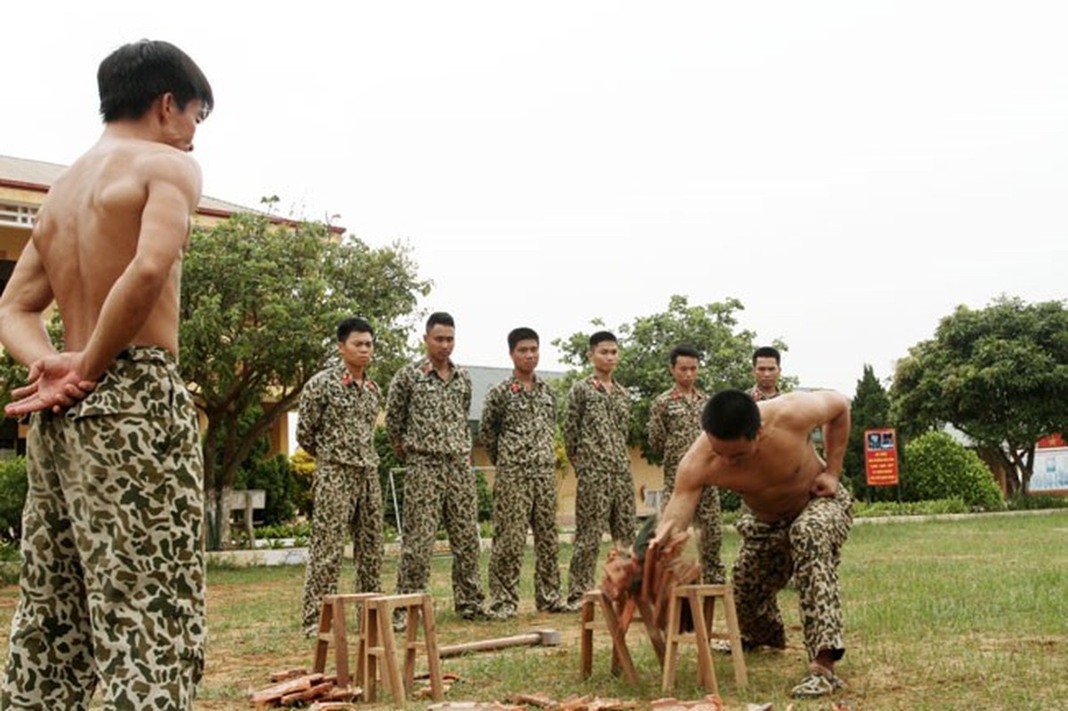 Kinh ngac suc khoe cua chien si Dac cong Viet Nam-Hinh-5