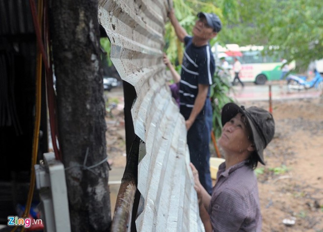 Chay nuoc mat truoc canh do nat vung ron lu Phu Yen-Hinh-9