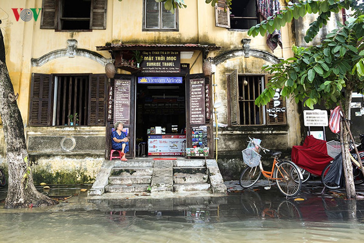 Lu sap ve, nguoi dan di thuyen tren pho o Hoi An-Hinh-12