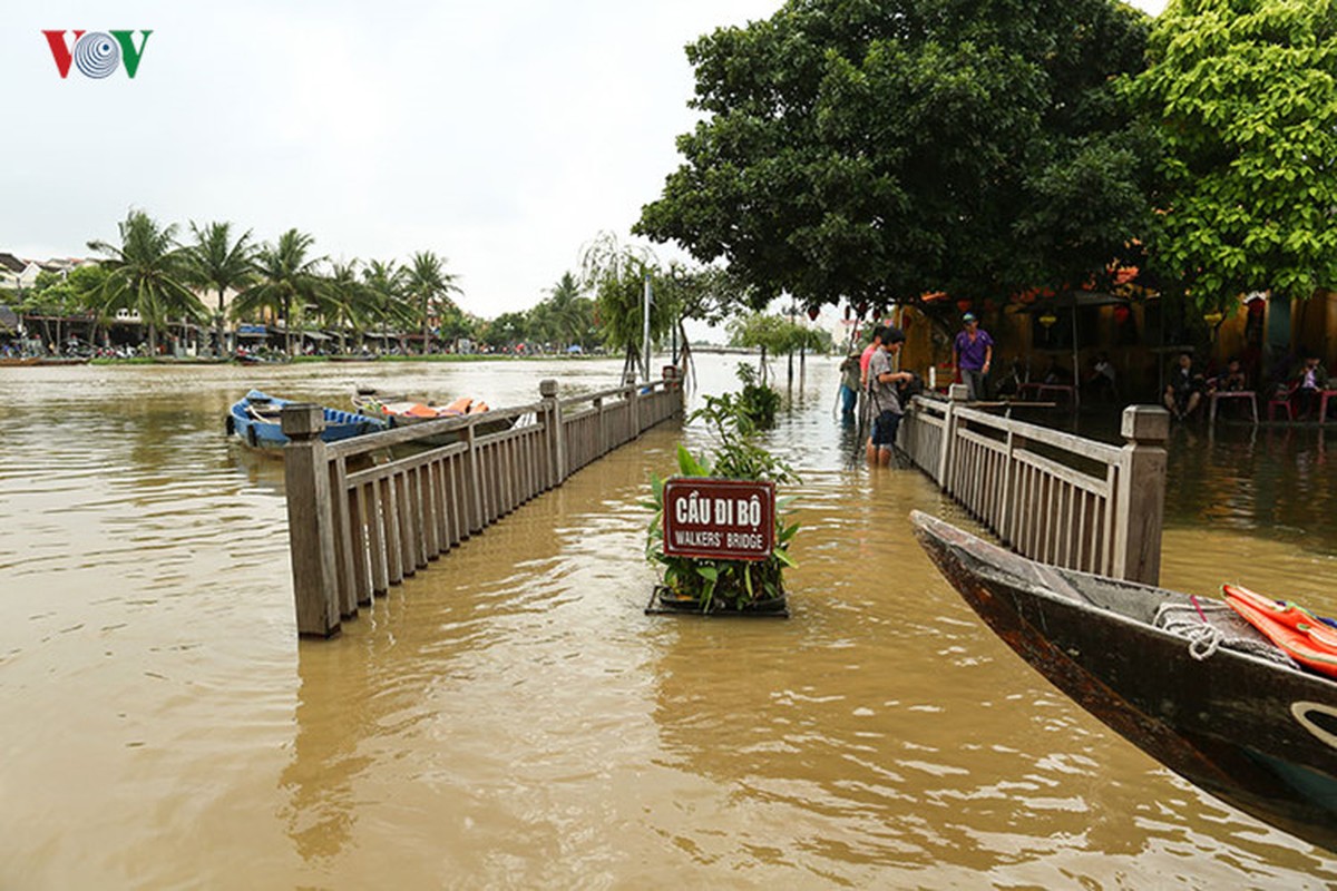 Lu sap ve, nguoi dan di thuyen tren pho o Hoi An-Hinh-20