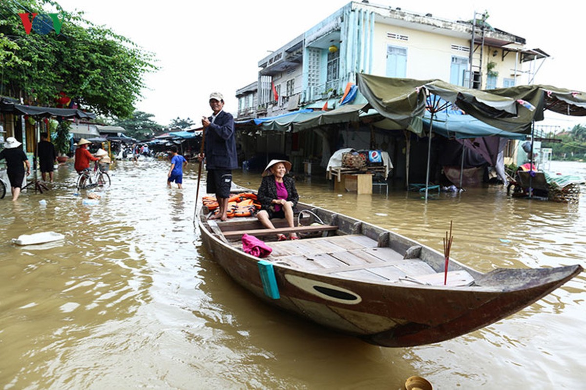 Lu sap ve, nguoi dan di thuyen tren pho o Hoi An-Hinh-6