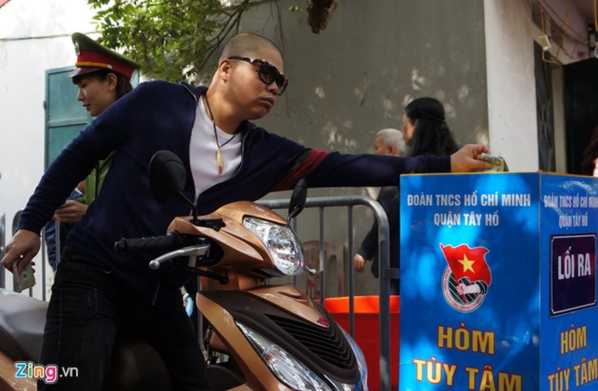 Nu canh sat trong xe mien phi o Phu Tay Ho-Hinh-10