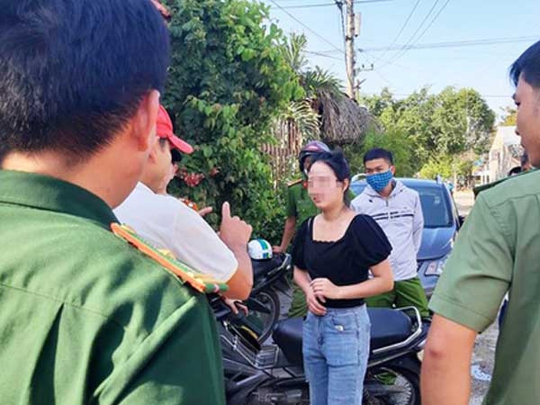 Tin nong ngay 31/7: Nu nhan vien tam tien cung khach nhan gia bac trieu-Hinh-7