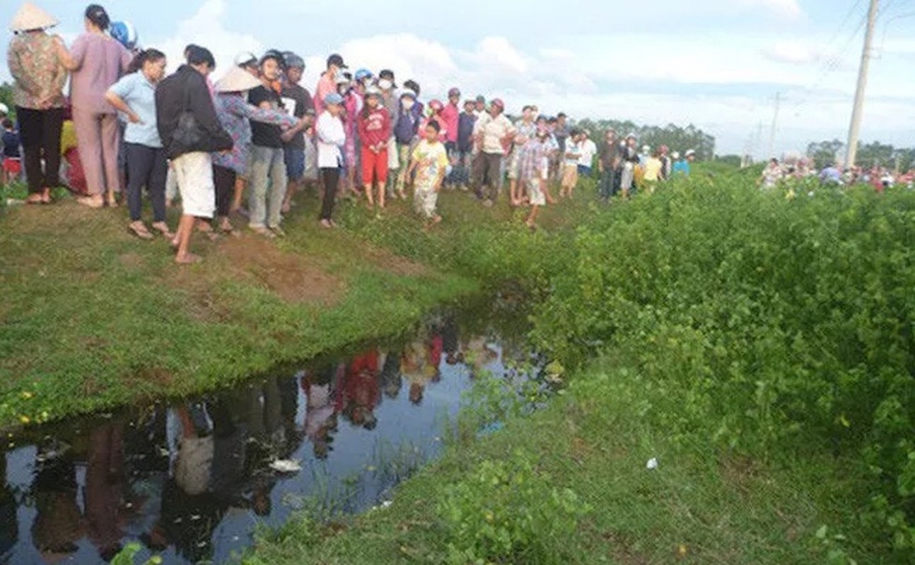 Tin nong ngay 15/8: 45 cong nhan bi ngat trong ca lam viec-Hinh-6