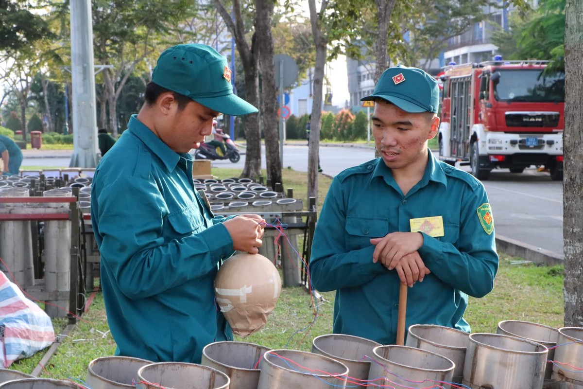 Can canh tran dia phao hoa Sai Gon cho 