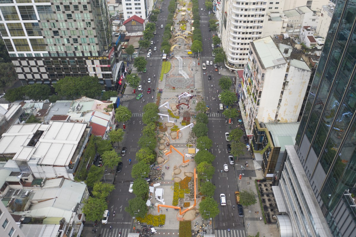 Can canh duong hoa Nguyen Hue truoc gio khai mac