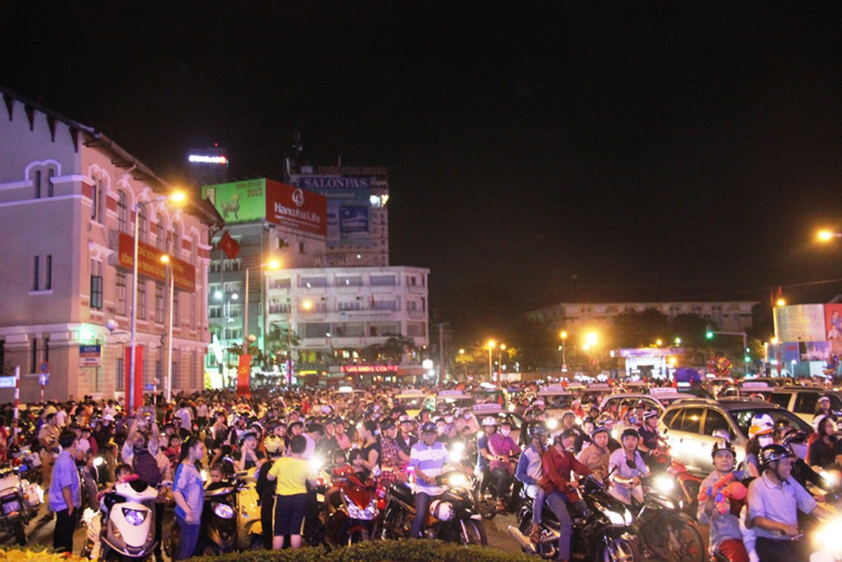 Trung tam Sai Gon ngop tho nguoi xe ngong phao hoa-Hinh-5