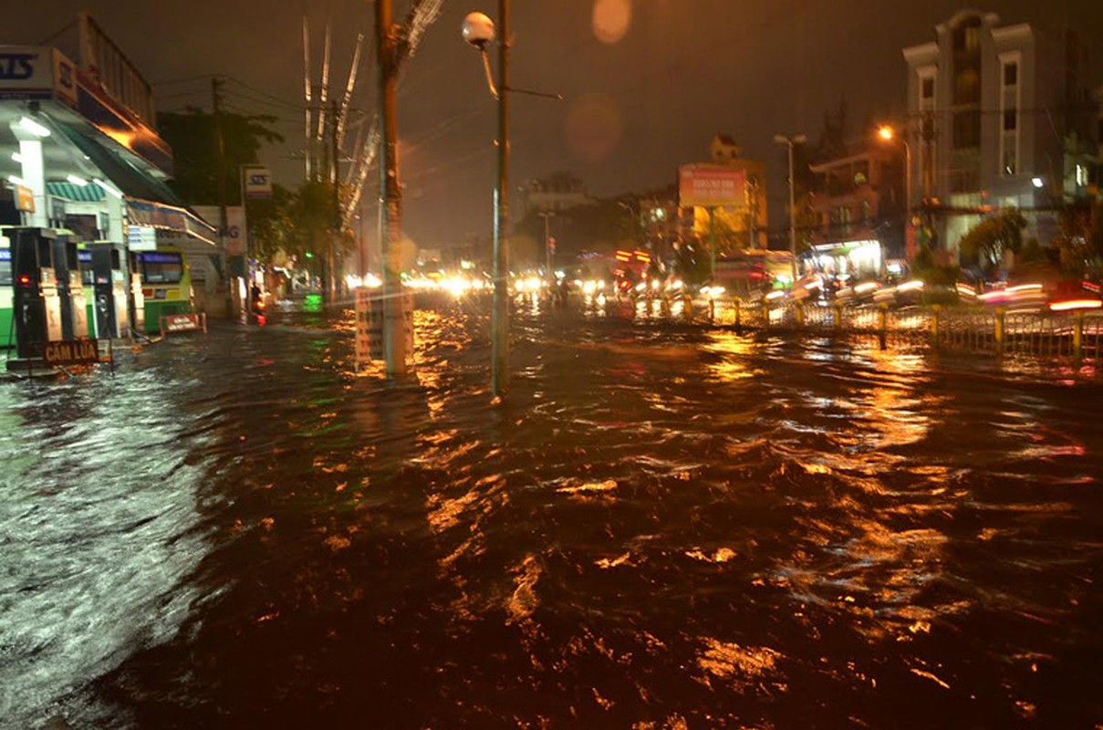 Mua suot dem ngay, duong pho Sai Gon chim trong bien nuoc-Hinh-5