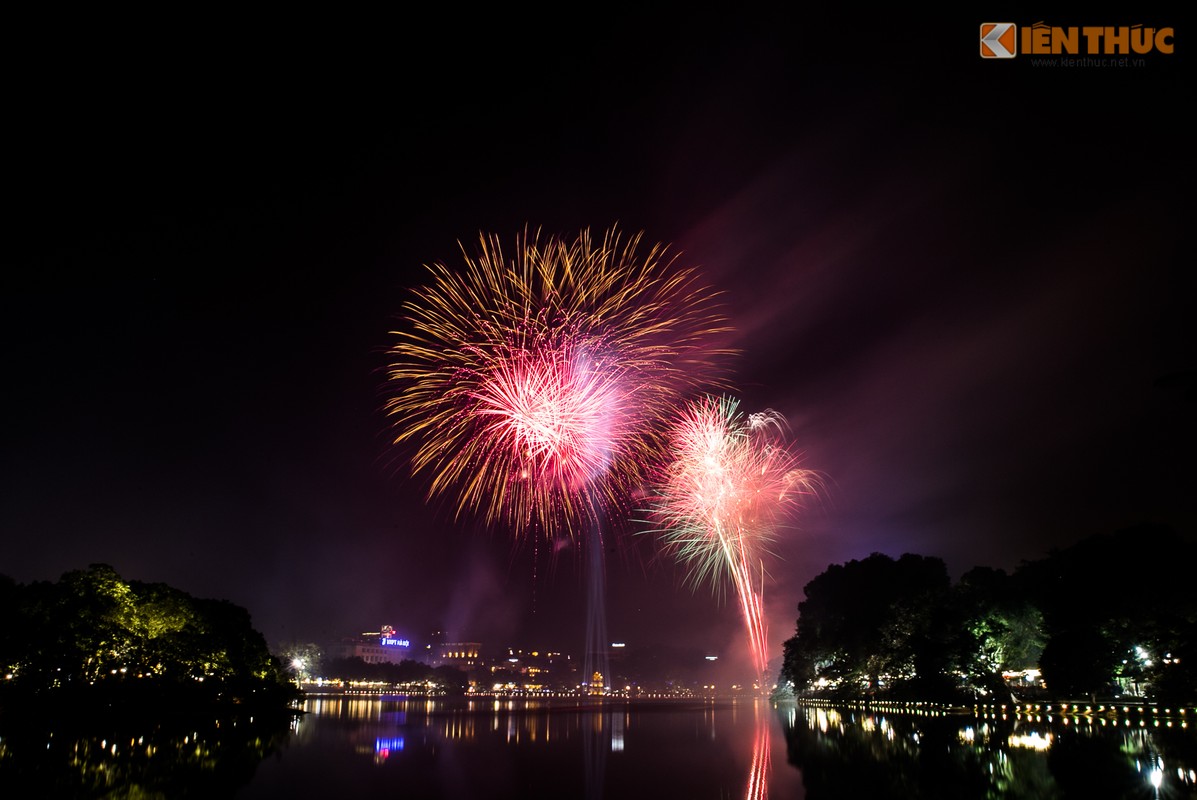 Anh phao hoa ruc sang bau troi Ha Noi, TP HCM dem giao thua-Hinh-2