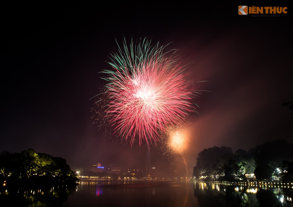 Anh phao hoa ruc sang bau troi Ha Noi, TP HCM dem giao thua-Hinh-8