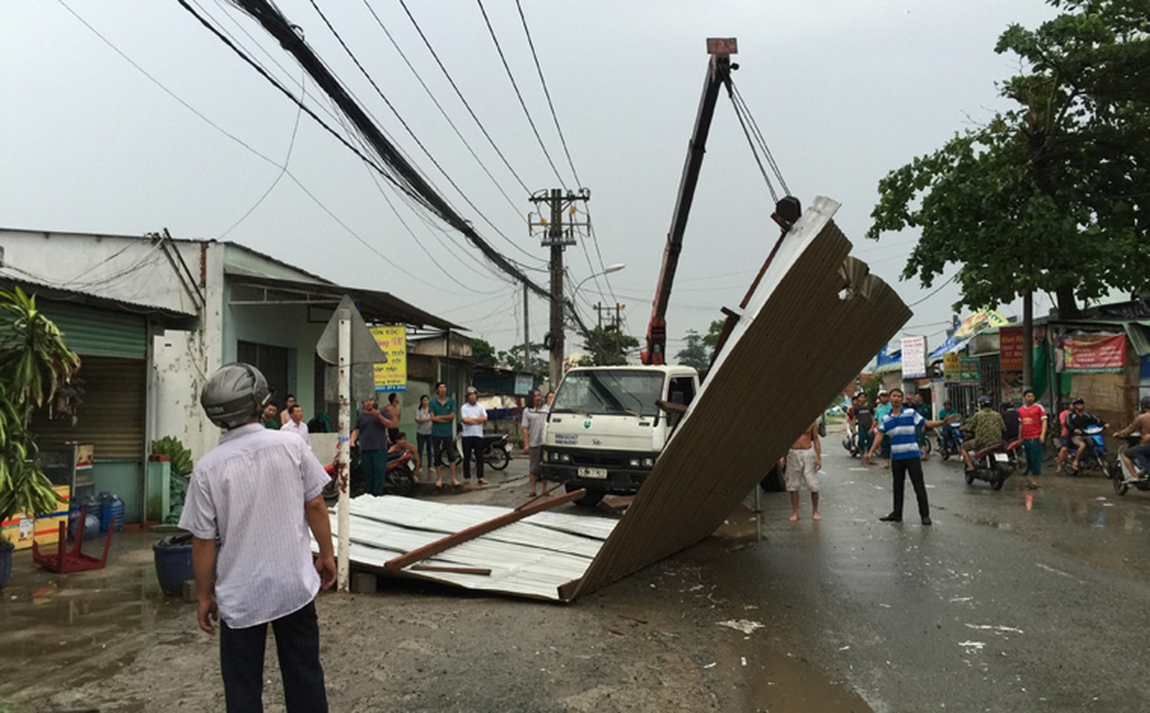 TP HCM: Loc xoay bat ngo ap den, hang tram nha dan bi toc mai-Hinh-10