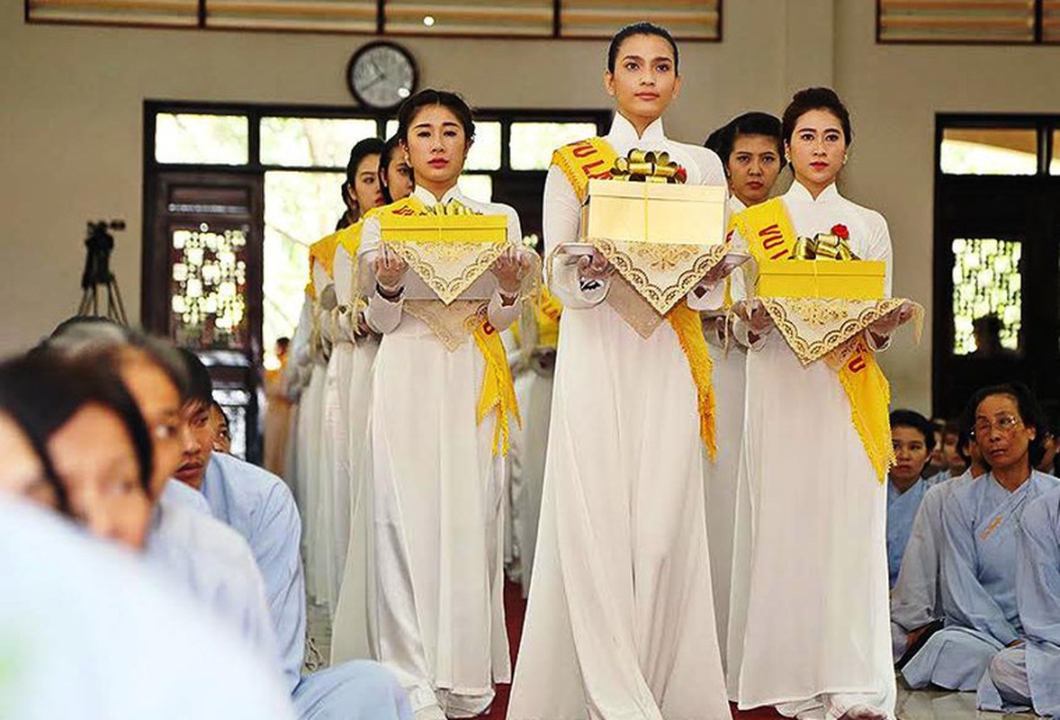 Truong Thi May dien ao dai trang du le Vu lan-Hinh-5