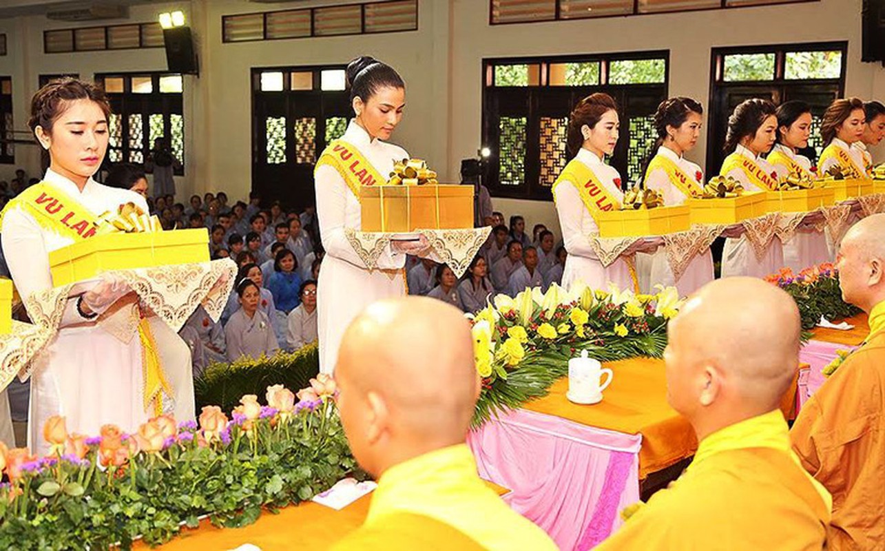 Truong Thi May dien ao dai trang du le Vu lan-Hinh-8