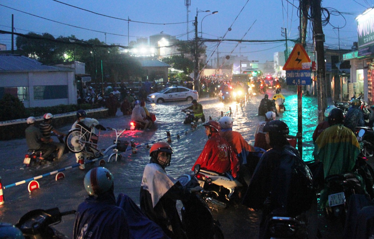 TP HCM: Mua du doi, duong ngap nang, giao thong ket cung-Hinh-15