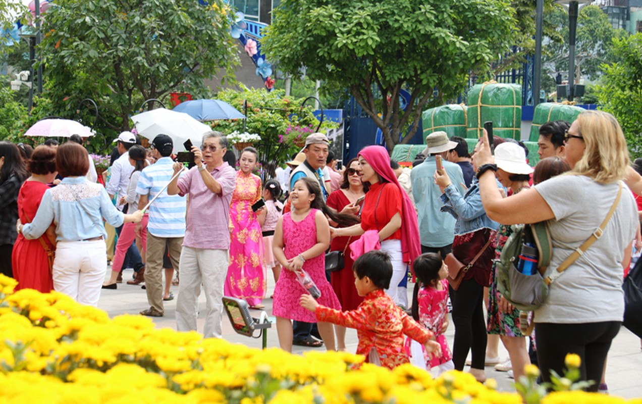 Nang nong gay gat, duong hoa trua mung 1 Tet van kin nguoi-Hinh-13