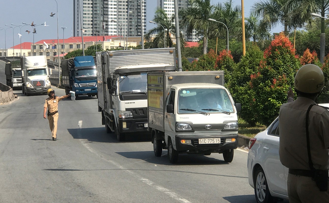 CSGT lam gi de xoa diem den “doc tu than” cau bieu tuong Sai Gon?-Hinh-12