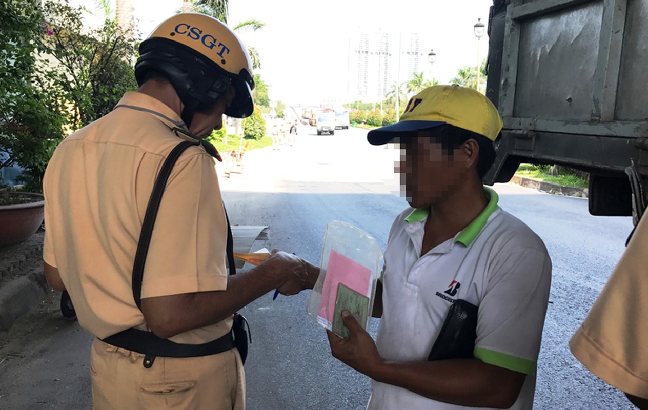 CSGT lam gi de xoa diem den “doc tu than” cau bieu tuong Sai Gon?-Hinh-13