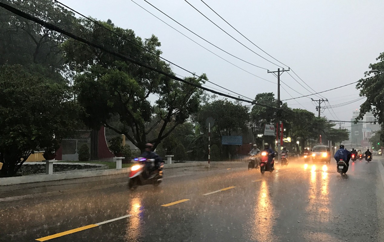 Nguoi Sai Gon khon don vi ngap lut, ket xe do mua trai mua-Hinh-2