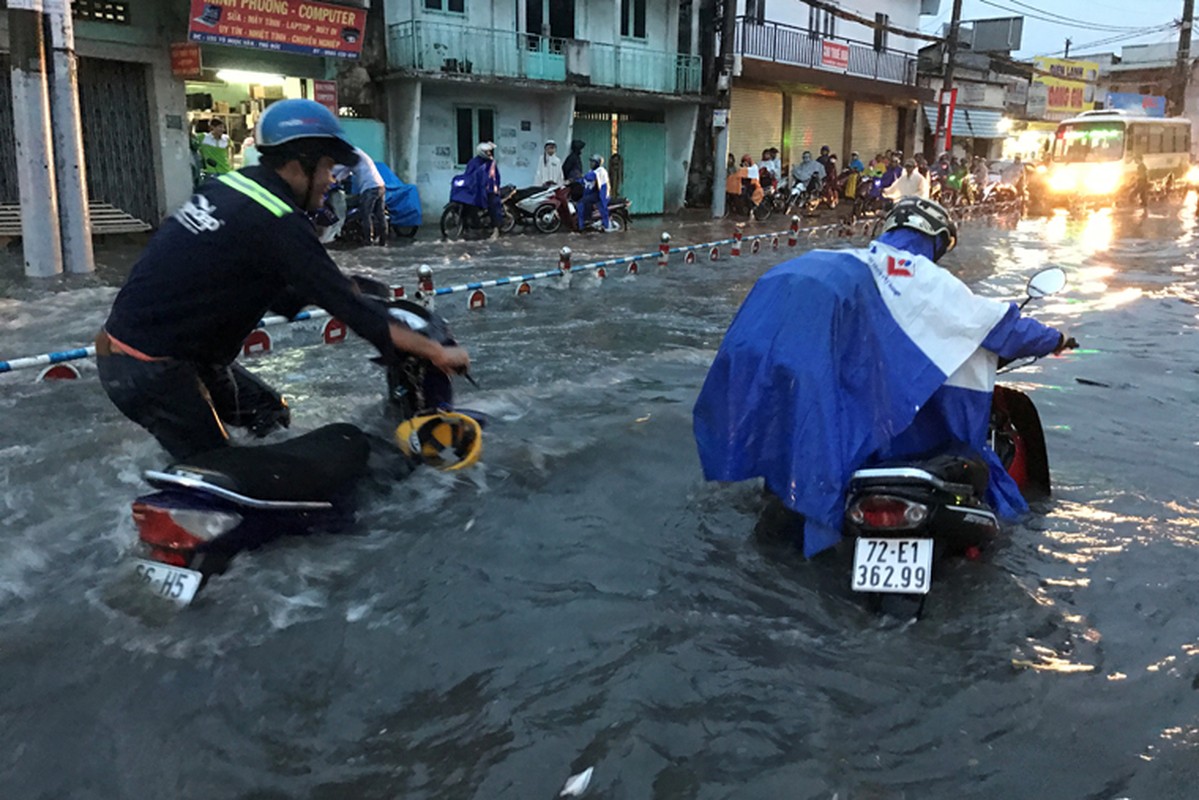 Nguoi Sai Gon khon don vi ngap lut, ket xe do mua trai mua-Hinh-8