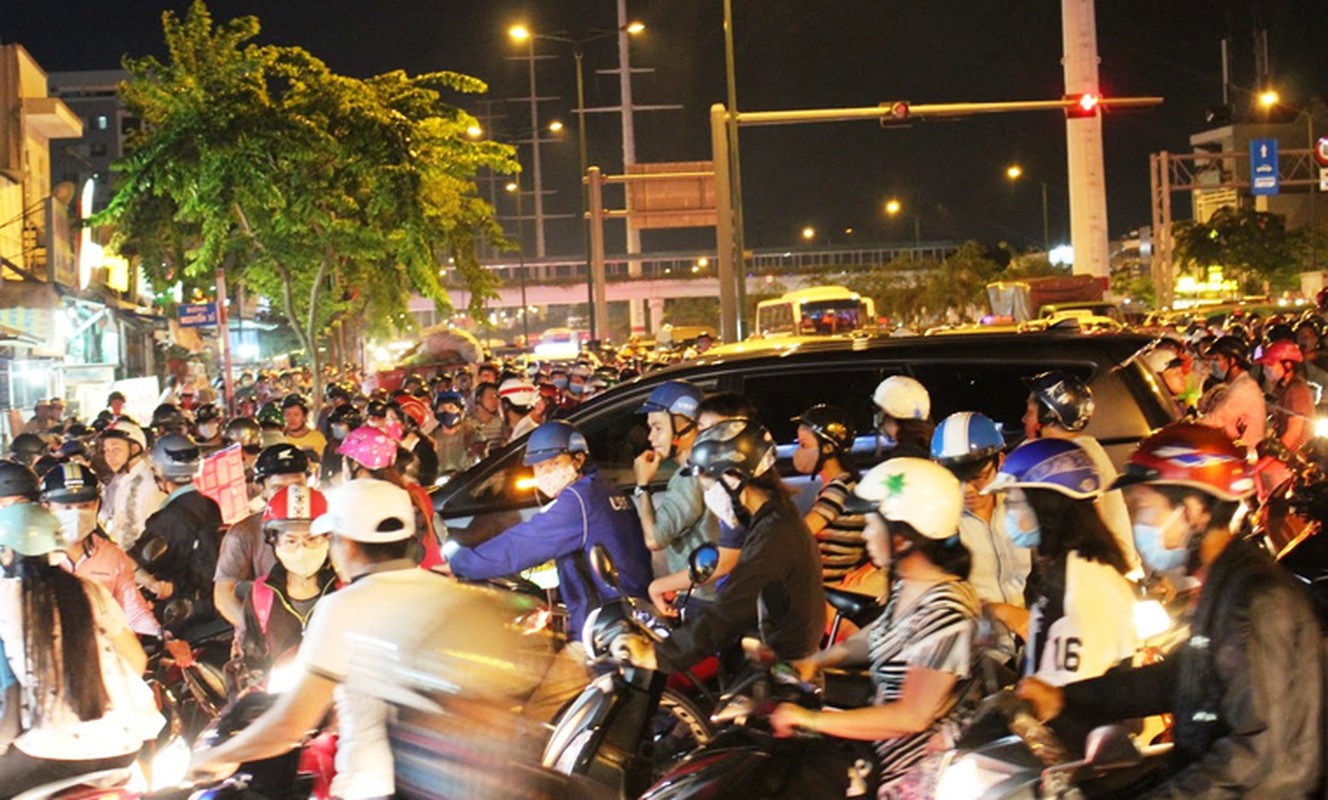 Giua dem, duong Sai Gon van ket kin nguoi ve que nghi le-Hinh-10