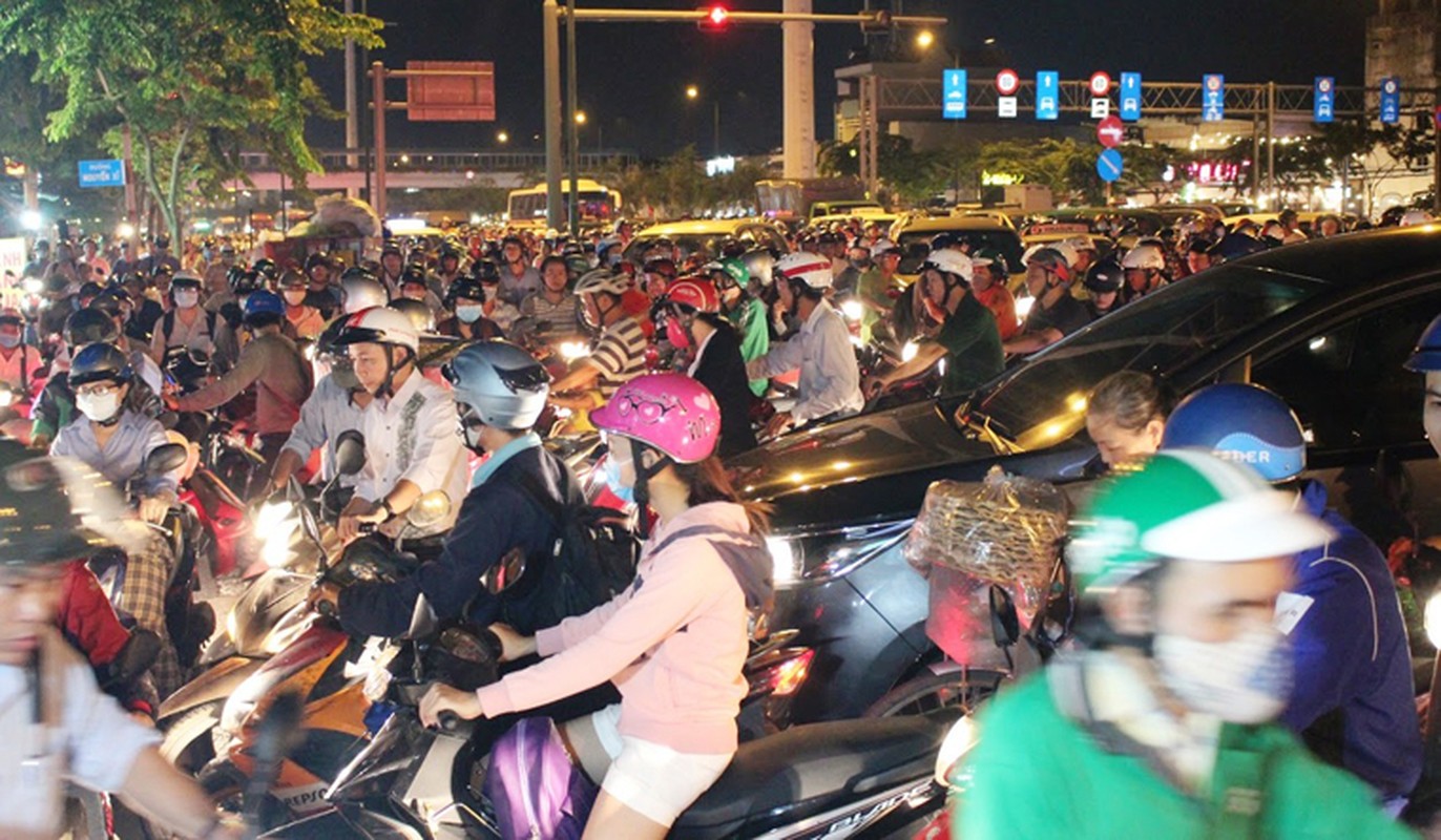 Giua dem, duong Sai Gon van ket kin nguoi ve que nghi le-Hinh-11