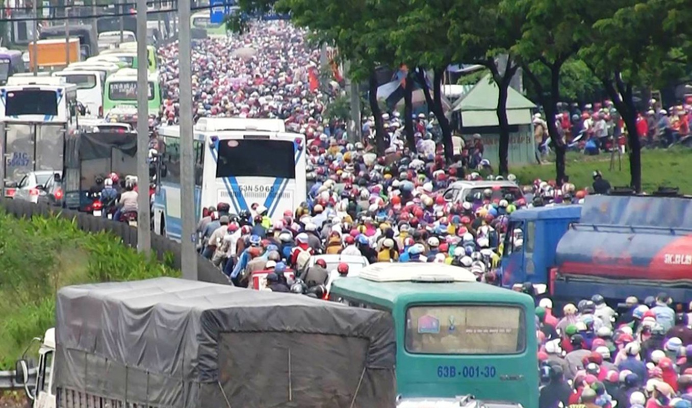 Cua ngo ve Mien Tay “te liet” kinh hoang giua bien nguoi, xe-Hinh-14