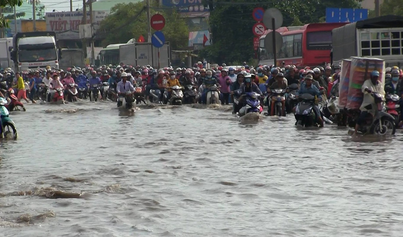 Cua ngo ve Mien Tay “te liet” kinh hoang giua bien nguoi, xe-Hinh-2