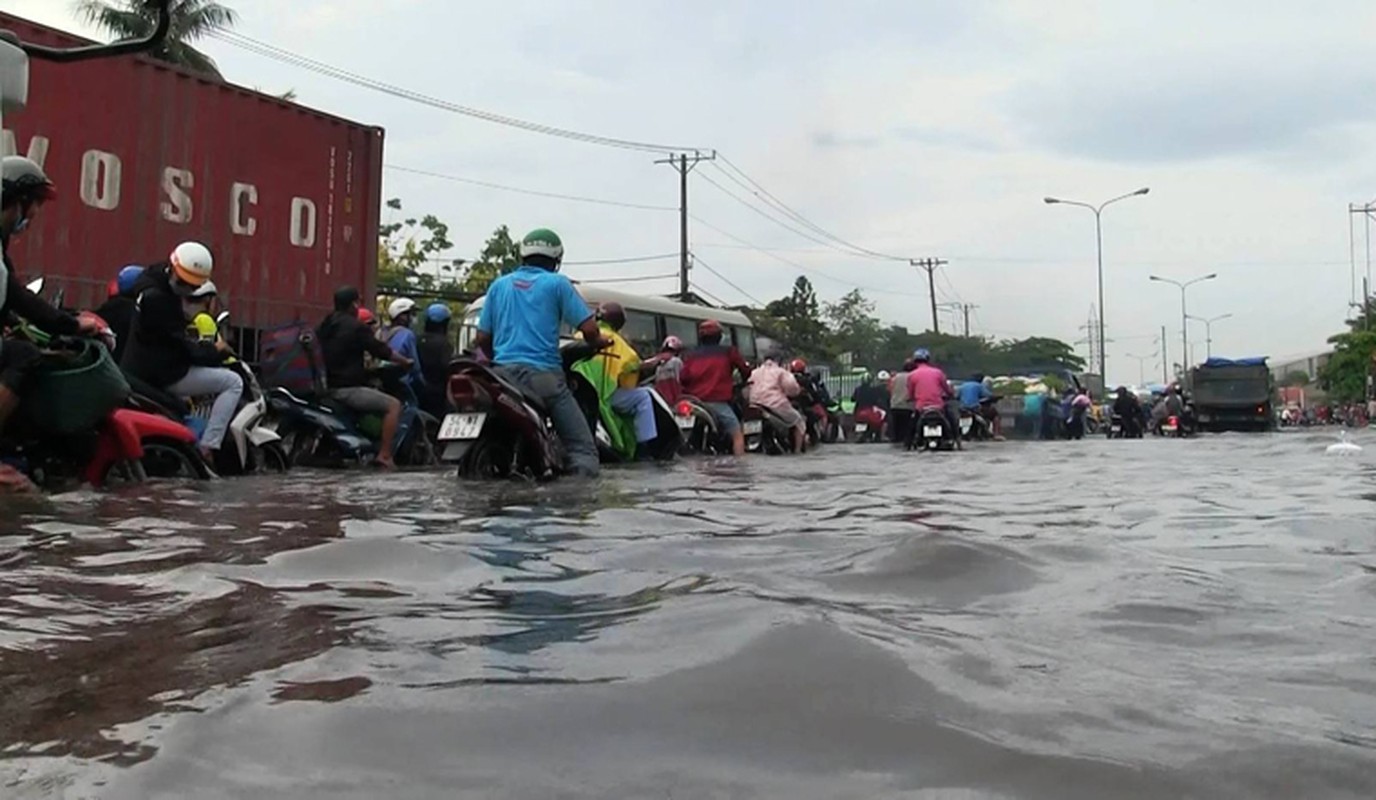 Cua ngo ve Mien Tay “te liet” kinh hoang giua bien nguoi, xe