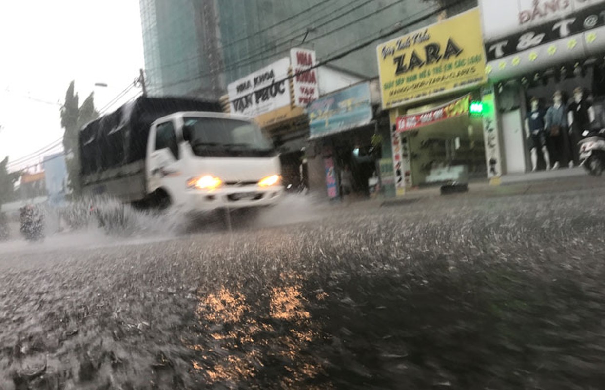 Anh: Sai Gon vao mua mua, nhieu tuyen duong ngap nang-Hinh-4