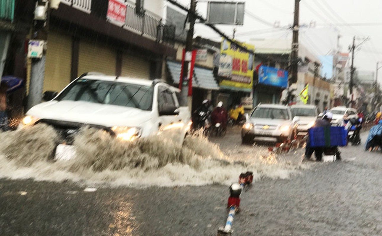 Anh: Sai Gon vao mua mua, nhieu tuyen duong ngap nang-Hinh-8