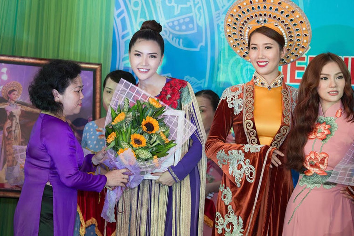 “Nu hoang Sac dep Toan cau” thuot tha ao dai o bao tang-Hinh-7