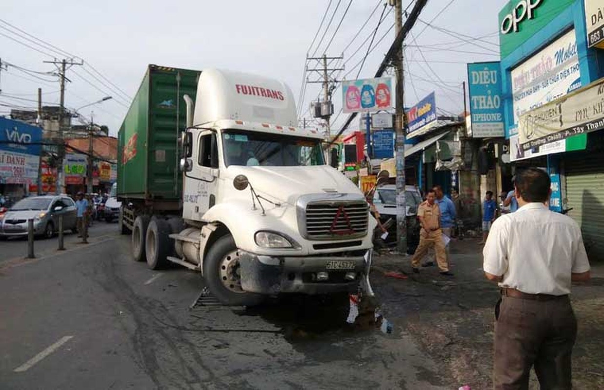 Anh: Xe container lao sang duong nguoc chieu dam nat oto o Sai Gon-Hinh-2