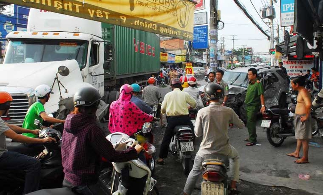 Anh: Xe container lao sang duong nguoc chieu dam nat oto o Sai Gon