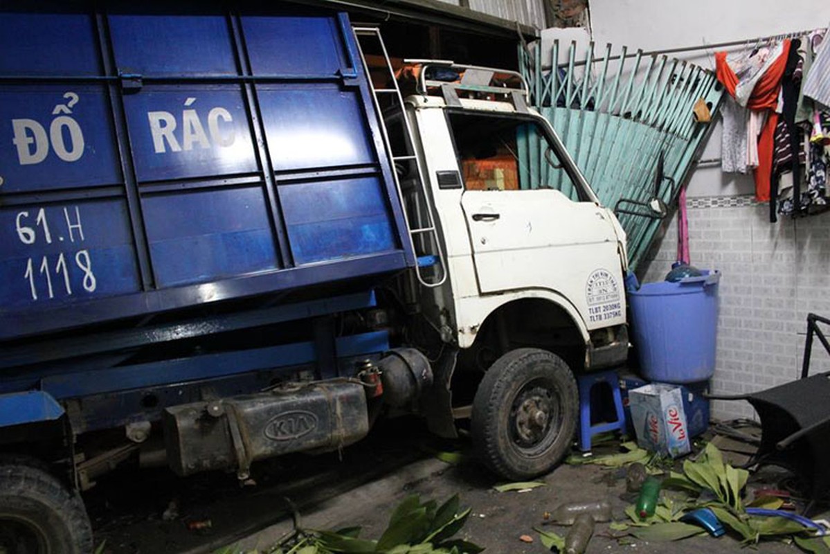 Hien truong dang so xe container huc xe cho rac lao vao nha dan-Hinh-5