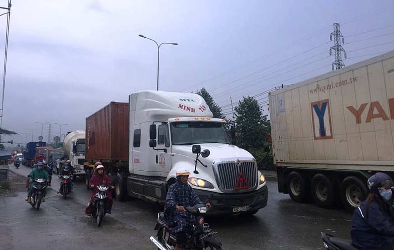 Kinh hoang: Xe khach huc container, tai xe mac ket keu cuu tham thiet-Hinh-8