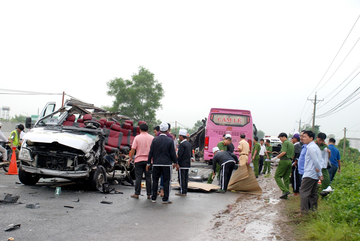 Hien truong 2 xe khach tong nhau truc dien o Tay Ninh