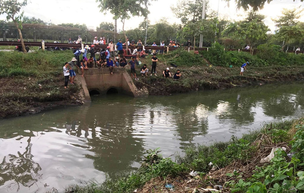 Nguoi dan TP.HCM do ve kenh Nuoc Den giang luoi bat ca-Hinh-4