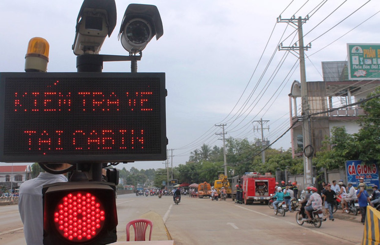 Canh sat day dac ngay dau tram BOT Bien Hoa thu phi tro lai