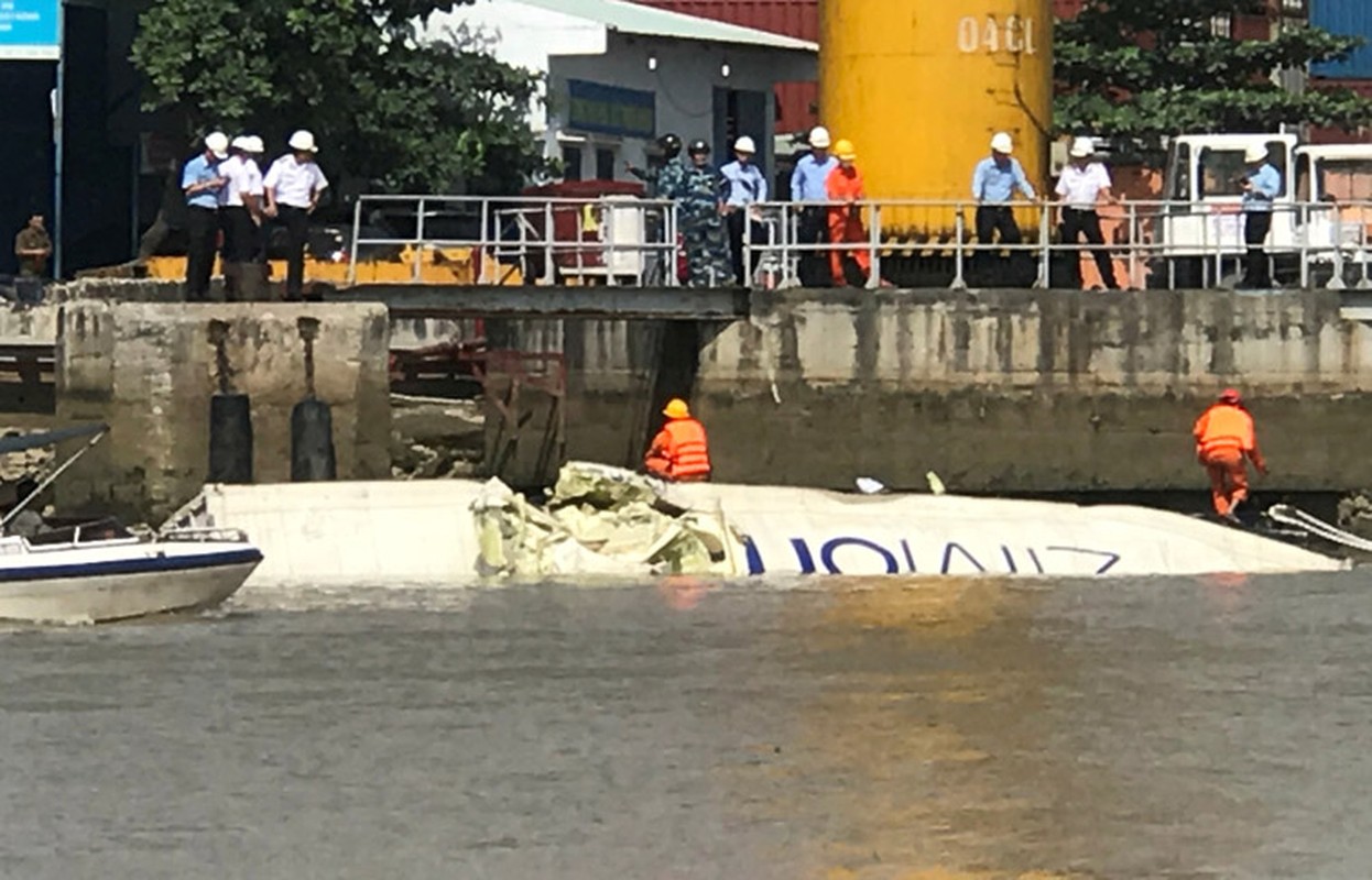 Hien truong tau container nuoc ngoai bi dam tren song Dong Nai