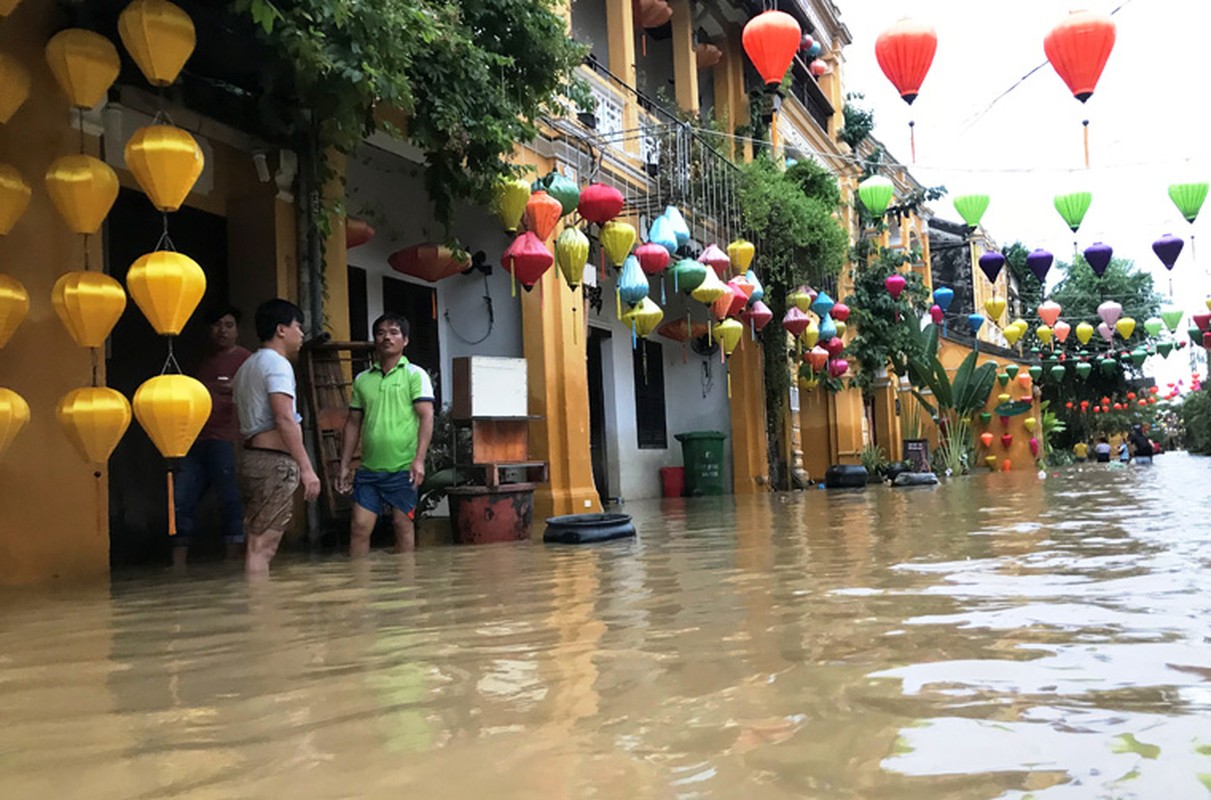 Nhung hinh anh “la mat” noi pho co Hoi An chim trong bien nuoc-Hinh-11